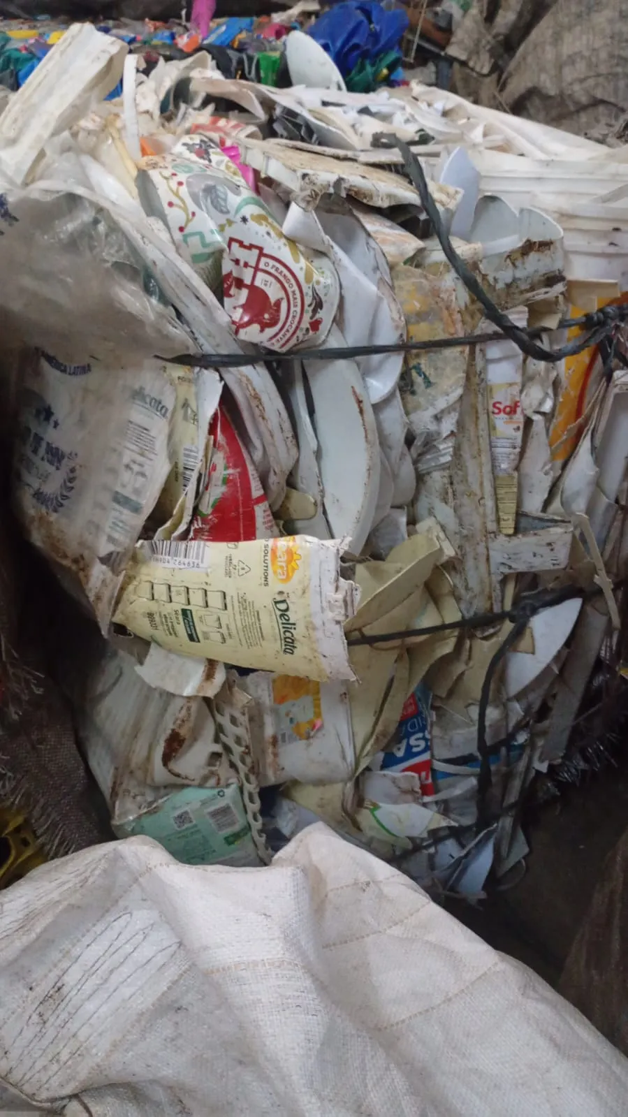 Fardo de embalagens e papelão prensado