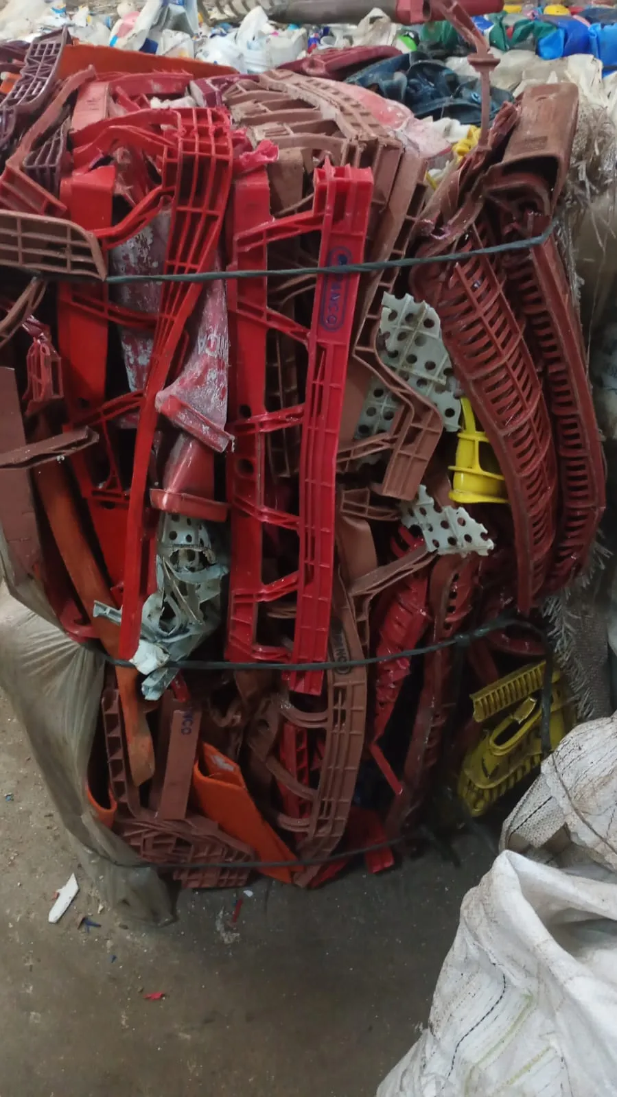 Fardo de plásticos vermelhos domésticos triados